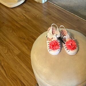 I am selling a pair of size 11 little girl jelly’s with a bow on front